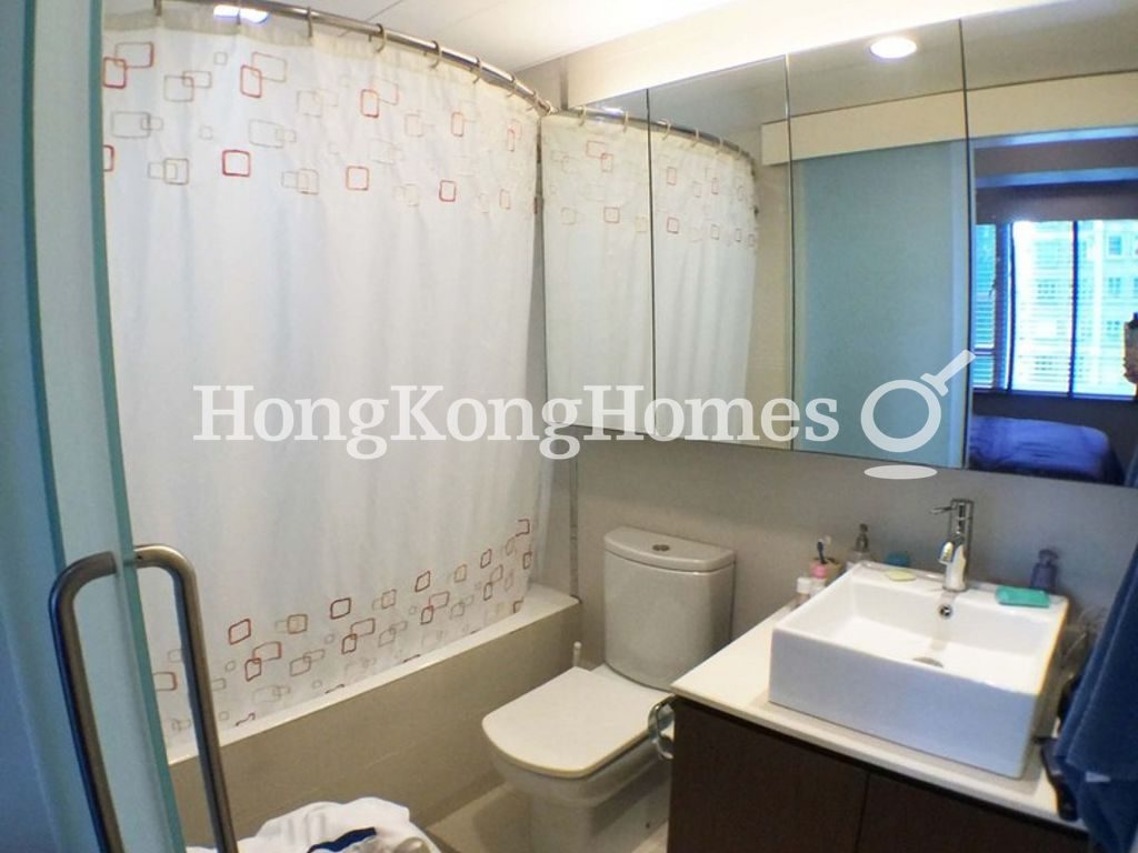 Guest Bathroom — 嘉輝大廈，西半山