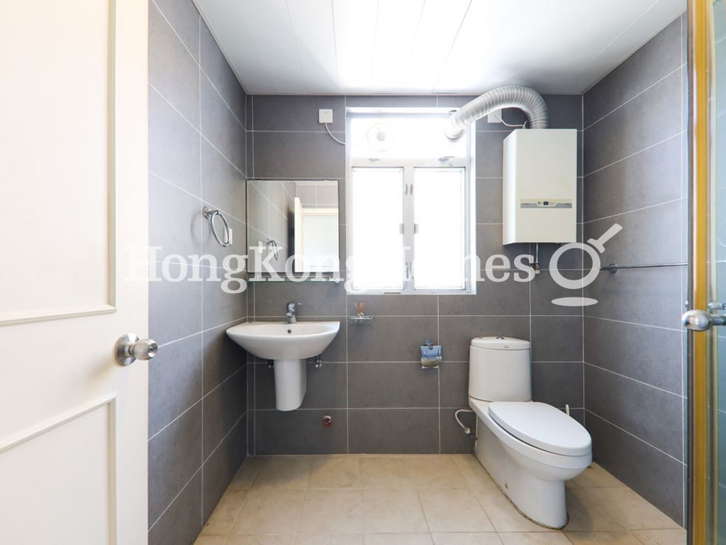 First Guest Bathroom — 禮賢閣，西半山