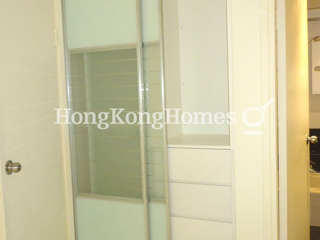 Built-in Wardrobe in Master Bedroom — 麗豪閣 - B座，西半山