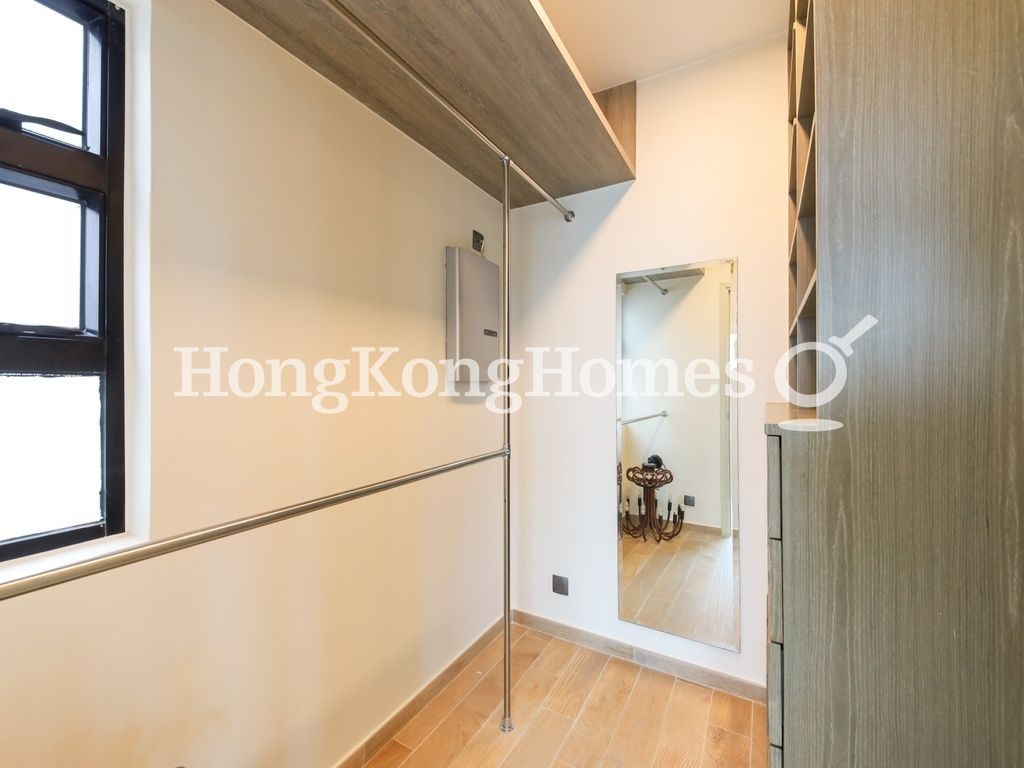 Walk-in Closet in Bedroom — 慧豪閣 - 第01座，西半山