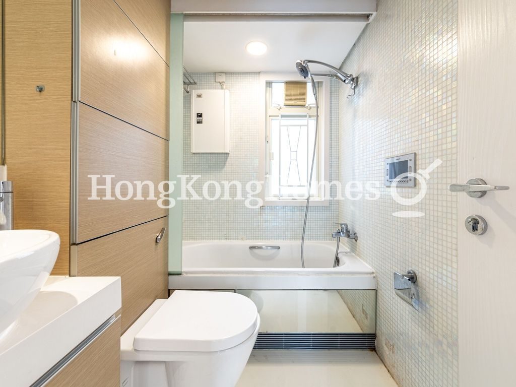 Guest Bathroom — 聚賢居 - 第02座，中環