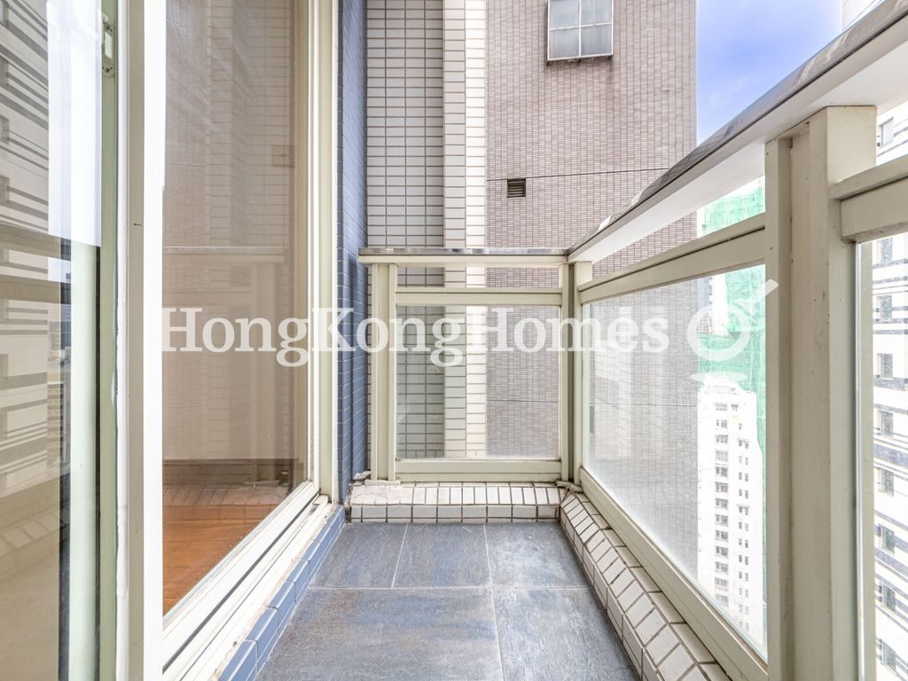 Balcony off Living and Dining Room — 聚賢居 - 第02座，中環