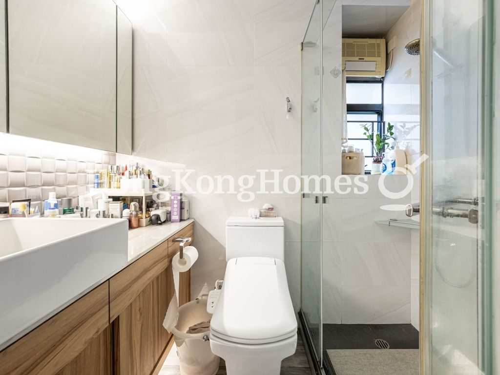 Master Bathroom — 光明臺 2 座，大坑
