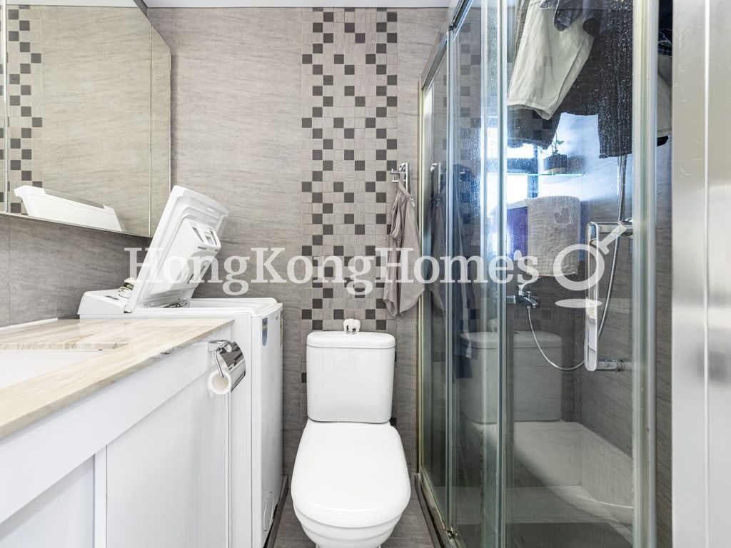 Guest Bathroom — 光明臺 2 座，大坑