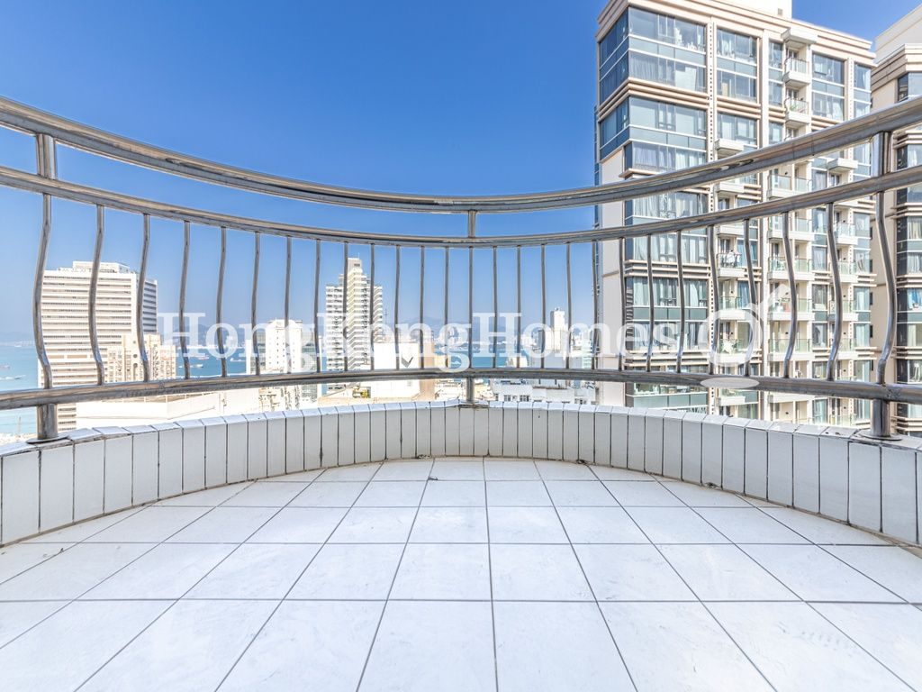Balcony off Living and Dining Room — 景輝大廈 B座，西半山