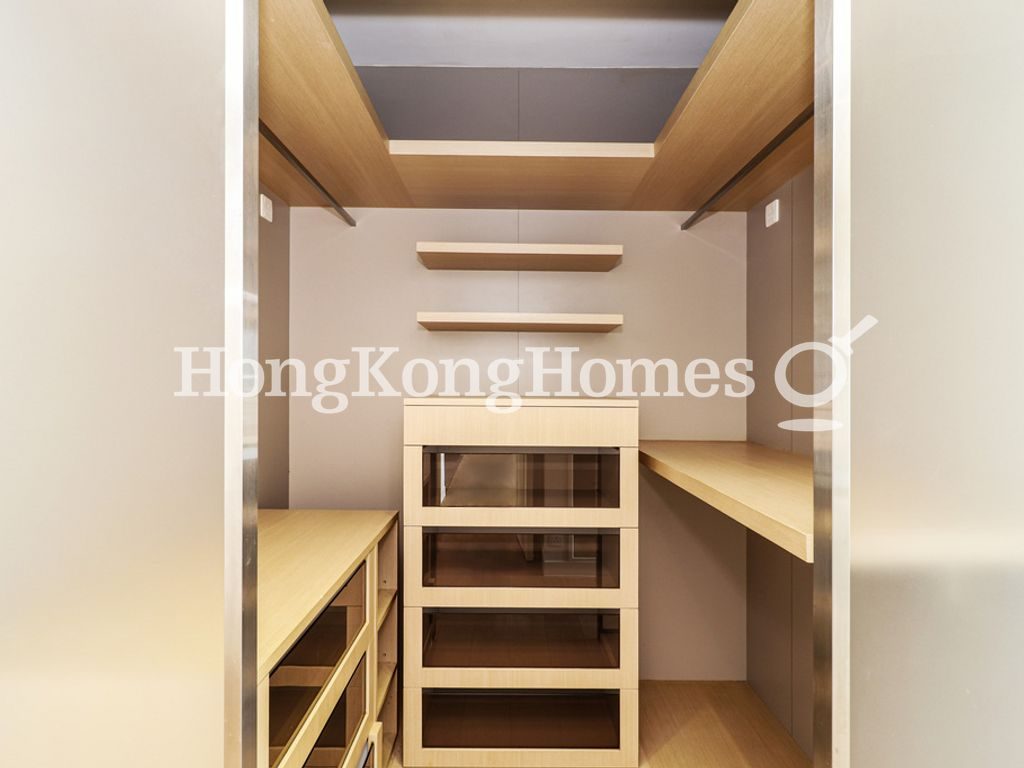 Walk-in Closet in Master Bedroom — 年達閣，跑馬地
