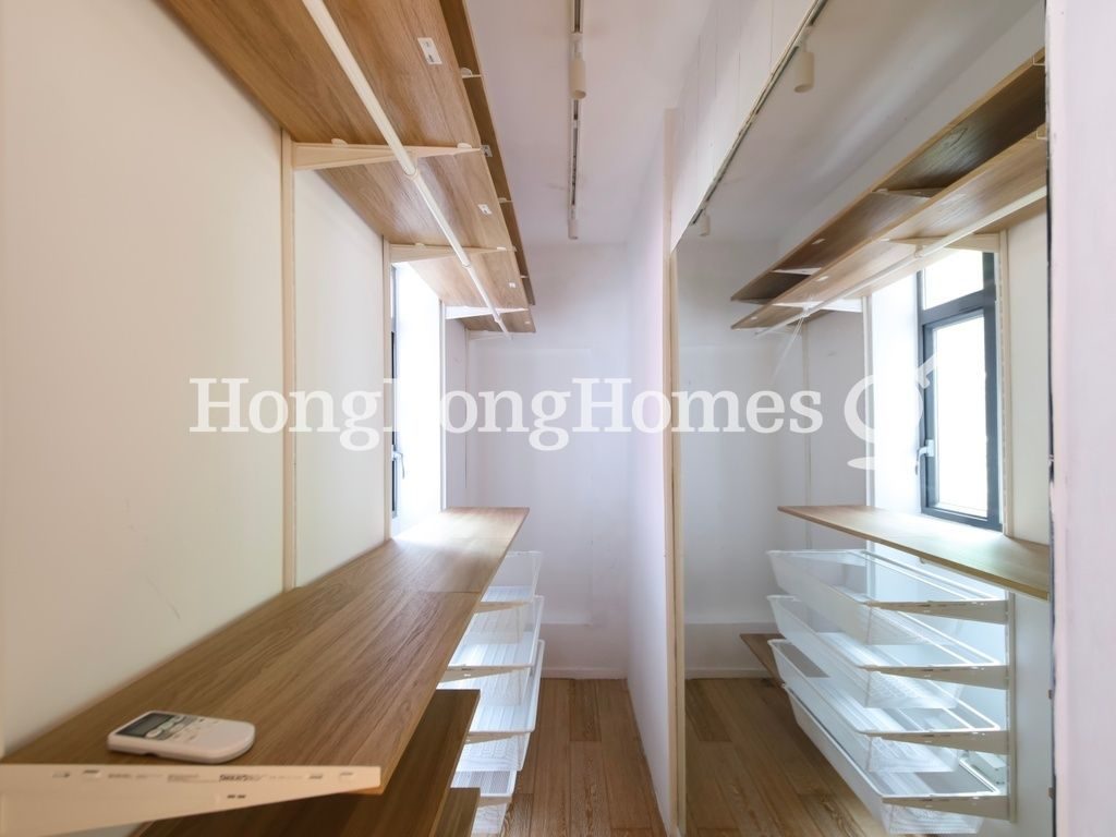 Walk-in Closet in Master Bedroom — 新中環大廈，中環