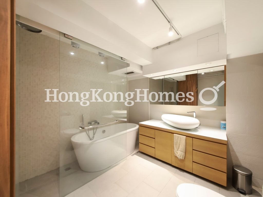Master Bathroom — 新中環大廈，中環
