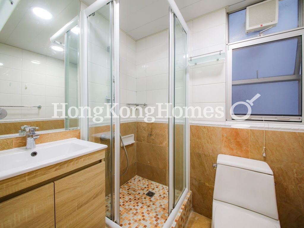 Guest Bathroom — Phoenix Court - Block 04, Mid-levels East