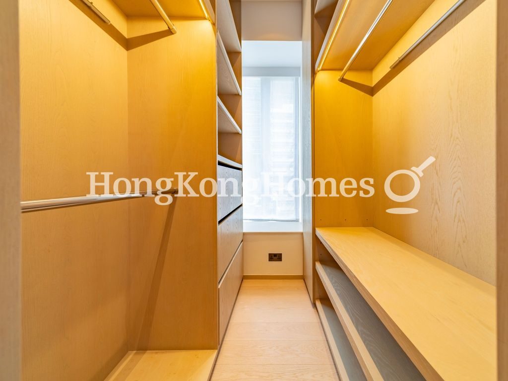 Walk-in Closet in Master Bedroom — 西浦，上環
