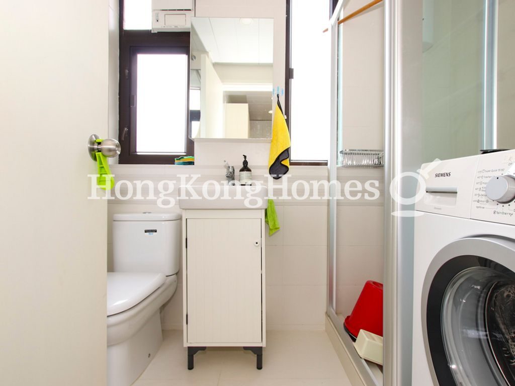 Guest Bathroom — Wing Fook Court, Mid-levels Central