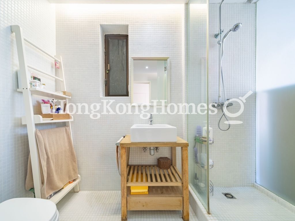 Second Ensuite Bathroom — 山村台35 -41號，跑馬地
