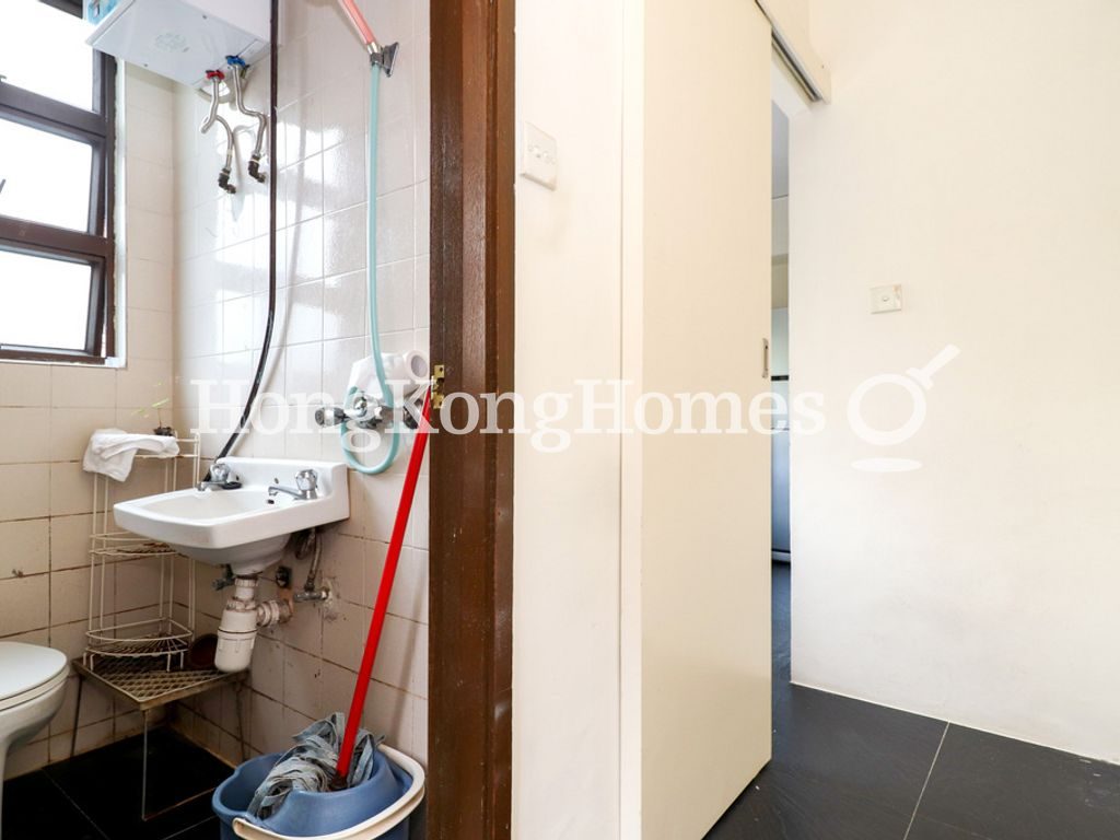 Maid's Room and Washroomm — Dragonview Court, Mid-levels West