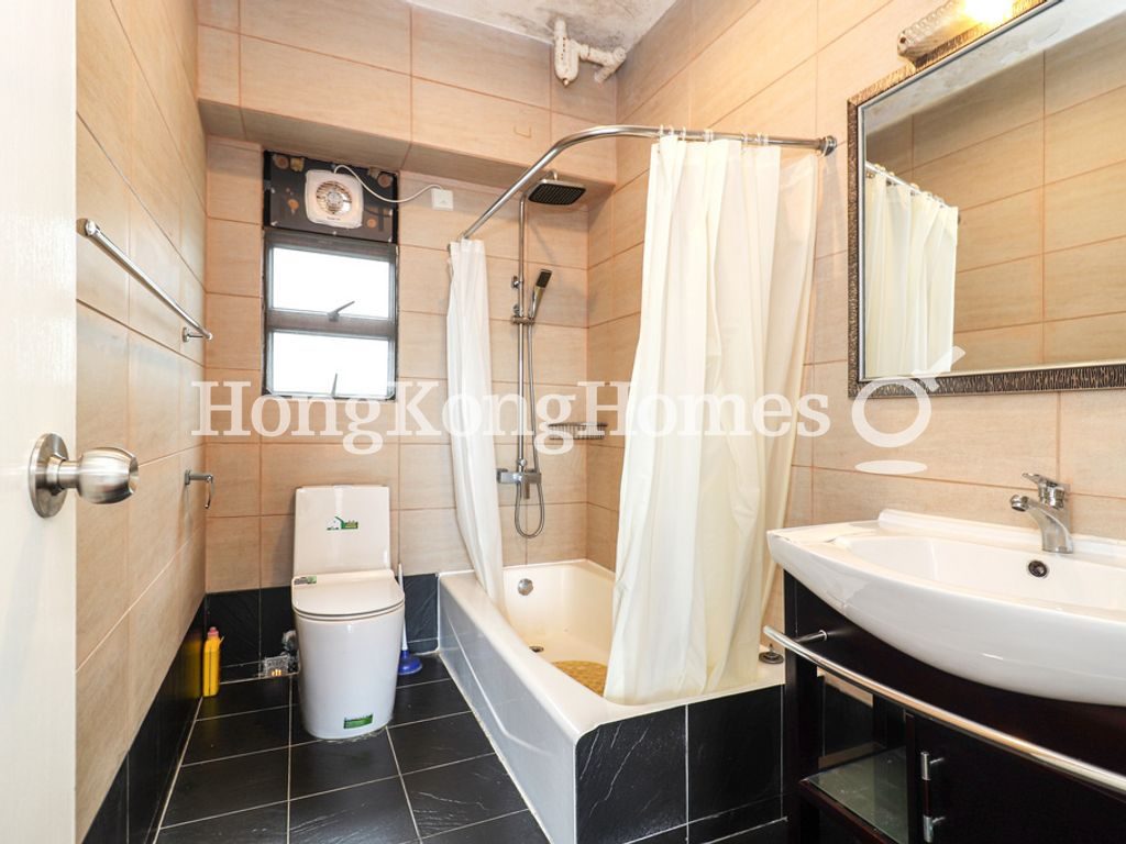 Master Bathroom — Dragonview Court, Mid-levels West