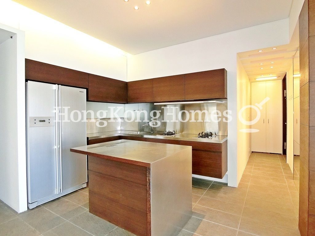 Open Kitchen and Foyer — 富威閣，跑馬地