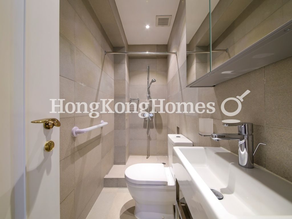 Guest Bathroom — 錦輝大廈，中半山