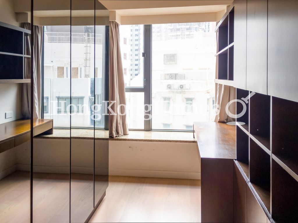 Walk-in Closet in Master Bedroom — 輝煌豪園，西半山