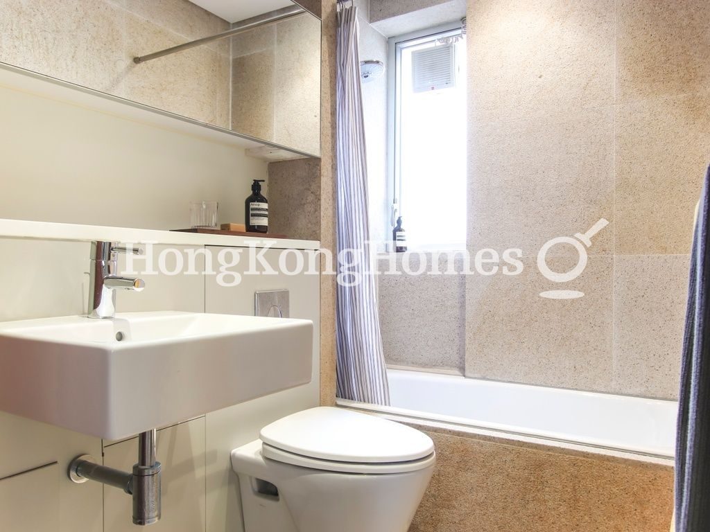 Guest Bathroom — 荷塘苑，跑馬地