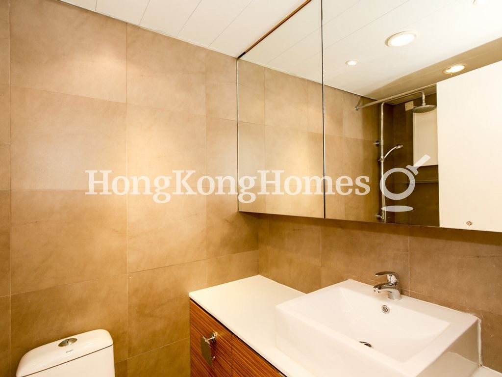 Master Bathroom — 龍華花園 2 座，大坑