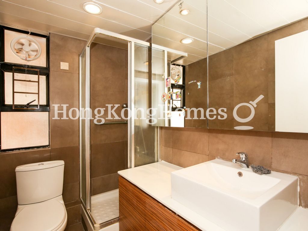 Guest Bathroom — 龍華花園 2 座，大坑