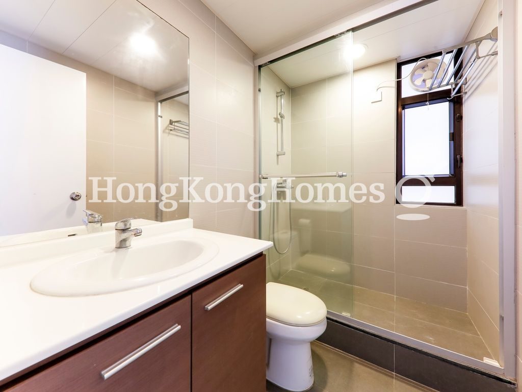 Guest Bathroom — 龍華花園 2 座，大坑