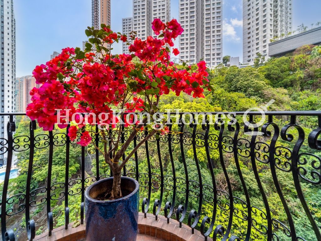 Balcony off Living and Dining Room — 金山花園 - B座，跑馬地