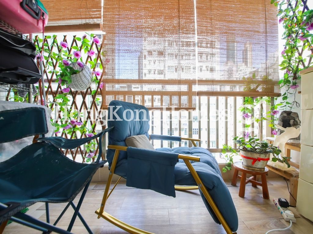 Balcony off Living and Dining Room — 利華閣，跑馬地
