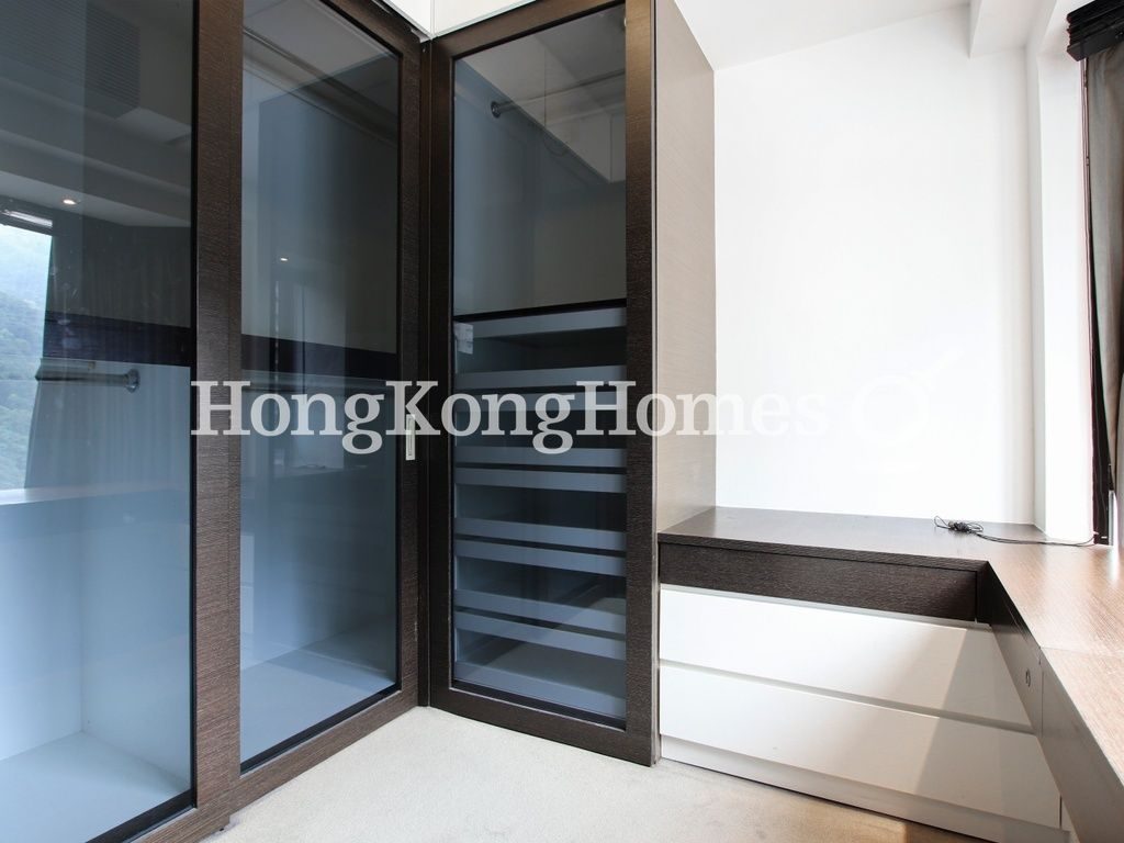 Walk-in Closet in Master Bedroom — 麗豪閣 - B座，西半山