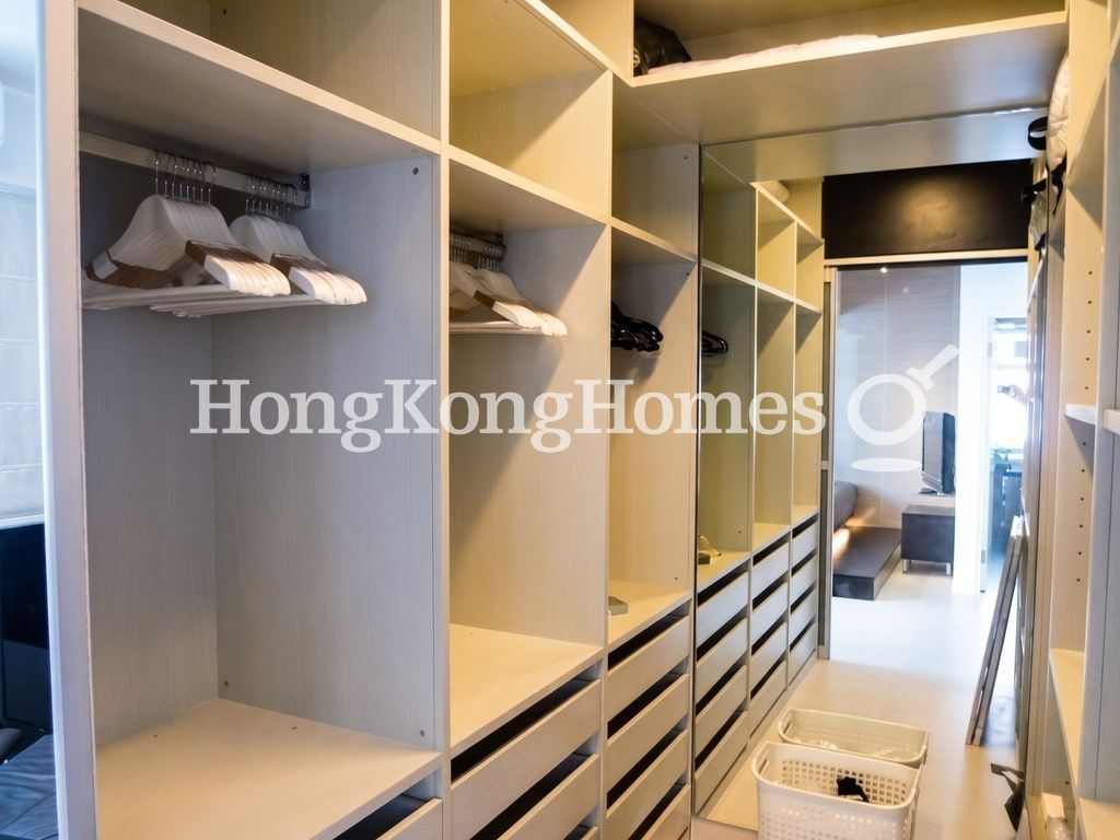 Walk-in Closet in Master Bedroom — 大成大廈，西半山