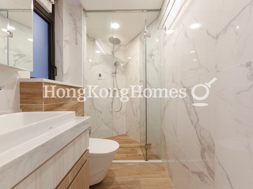 Guest Bathroom — C C Lodge, Tai Hang
