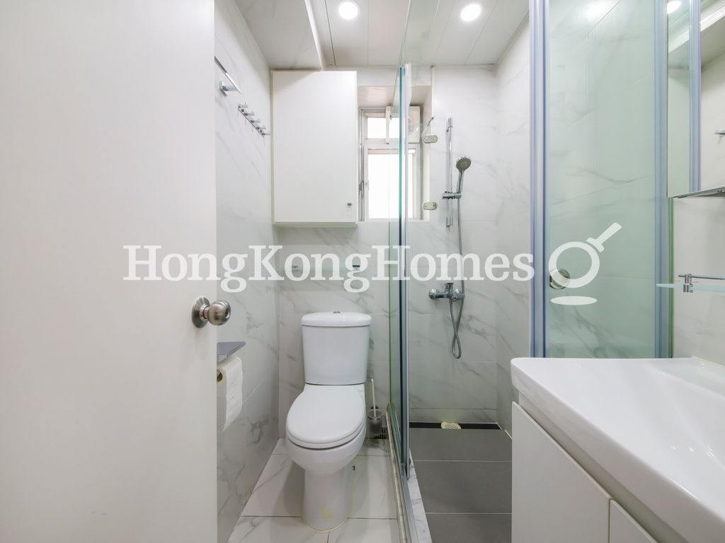 Guest Bathroom — 金鞍大廈，跑馬地