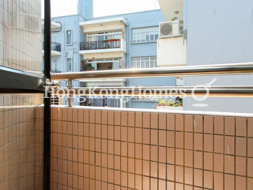 Balcony Off the Family Area — 翠壁，東半山