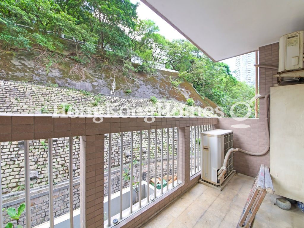 Balcony off Living and Dining Room — 聯邦花園 - 倫敦閣，西半山