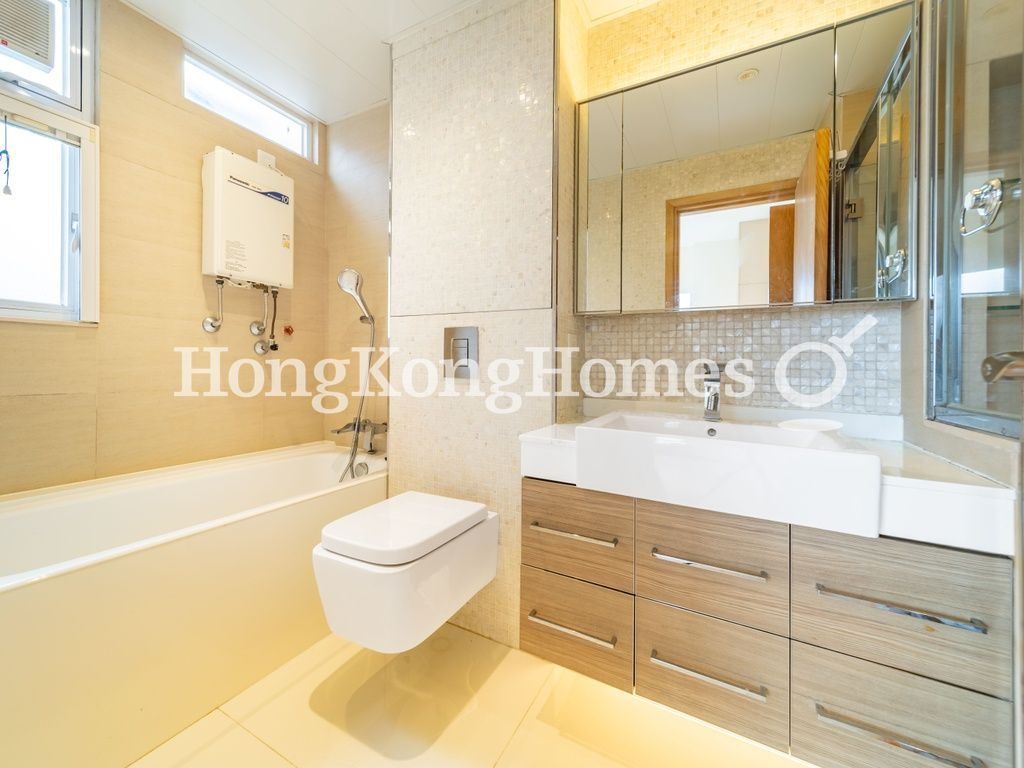 Master Bathroom — Royal Forest - Block 01, Shatin