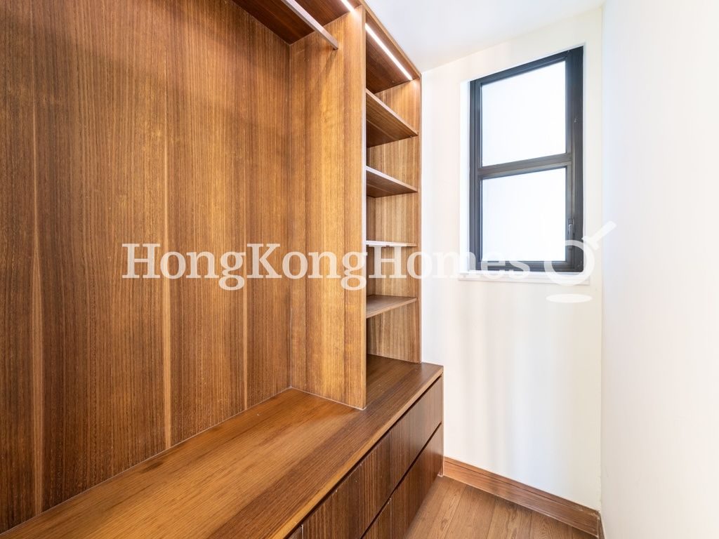 Walk-in Closet in Master Bedroom — The Aster，跑馬地