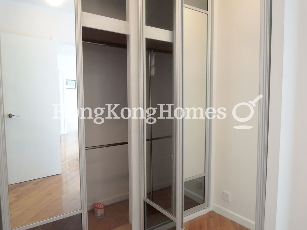 Walk-in Closet in Master Bedroom — 雍景臺 - 第01座，西半山