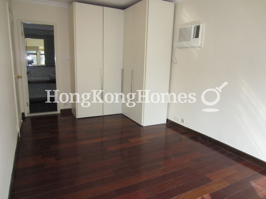 Built-in Wardrobe in Master Bedroom — 雍景臺 - 第01座，西半山
