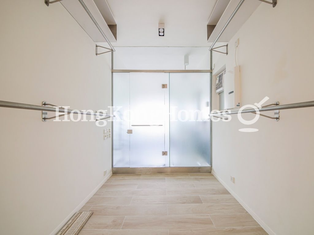 Walk-in Closet in Master Bedroom — 箕璉坊21-25號，跑馬地