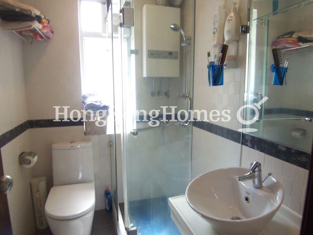 Guest Bathroom — 滿輝大廈，東半山