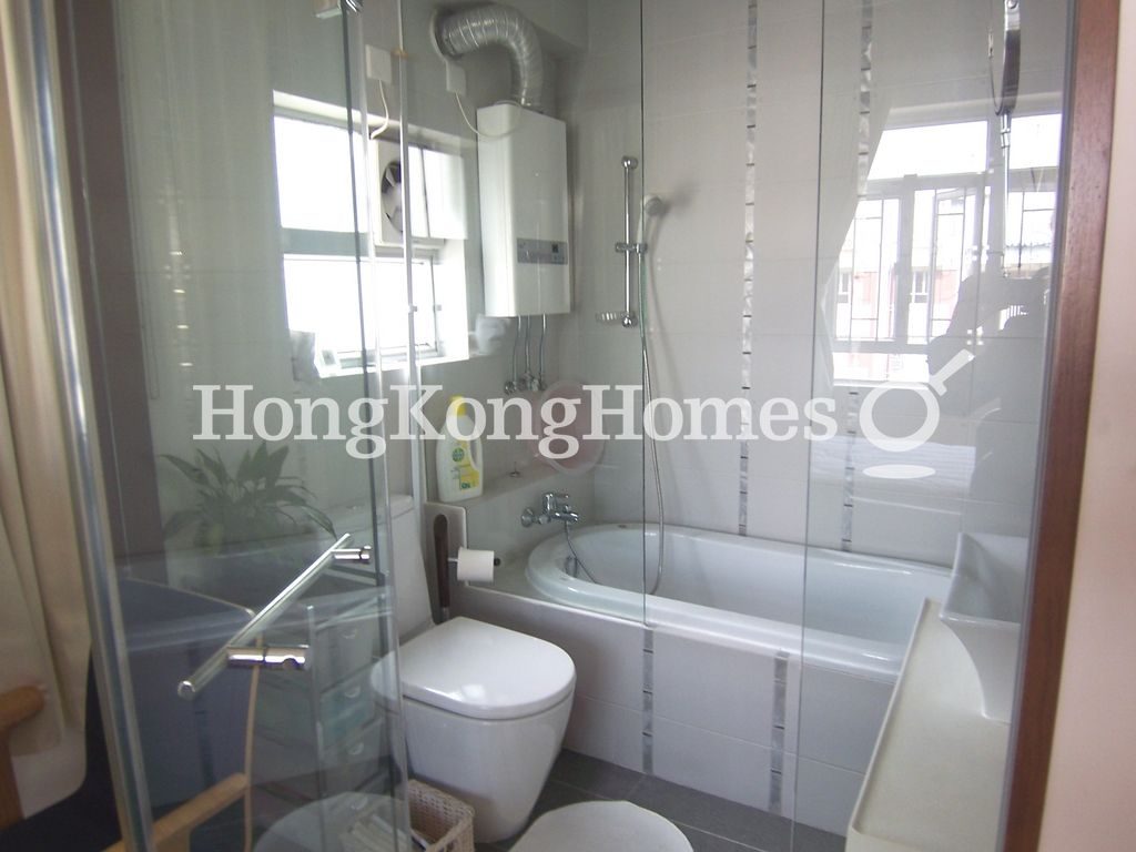 Master Bathroom — 滿輝大廈，東半山