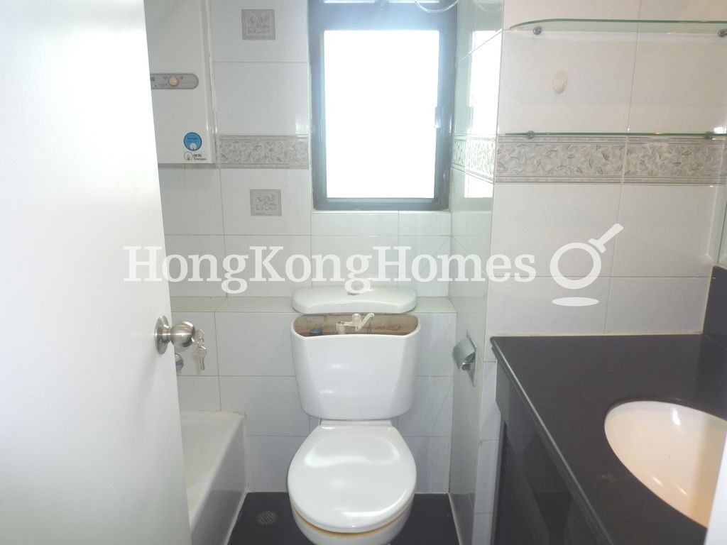 Guest Bathroom — 信怡閣，西半山