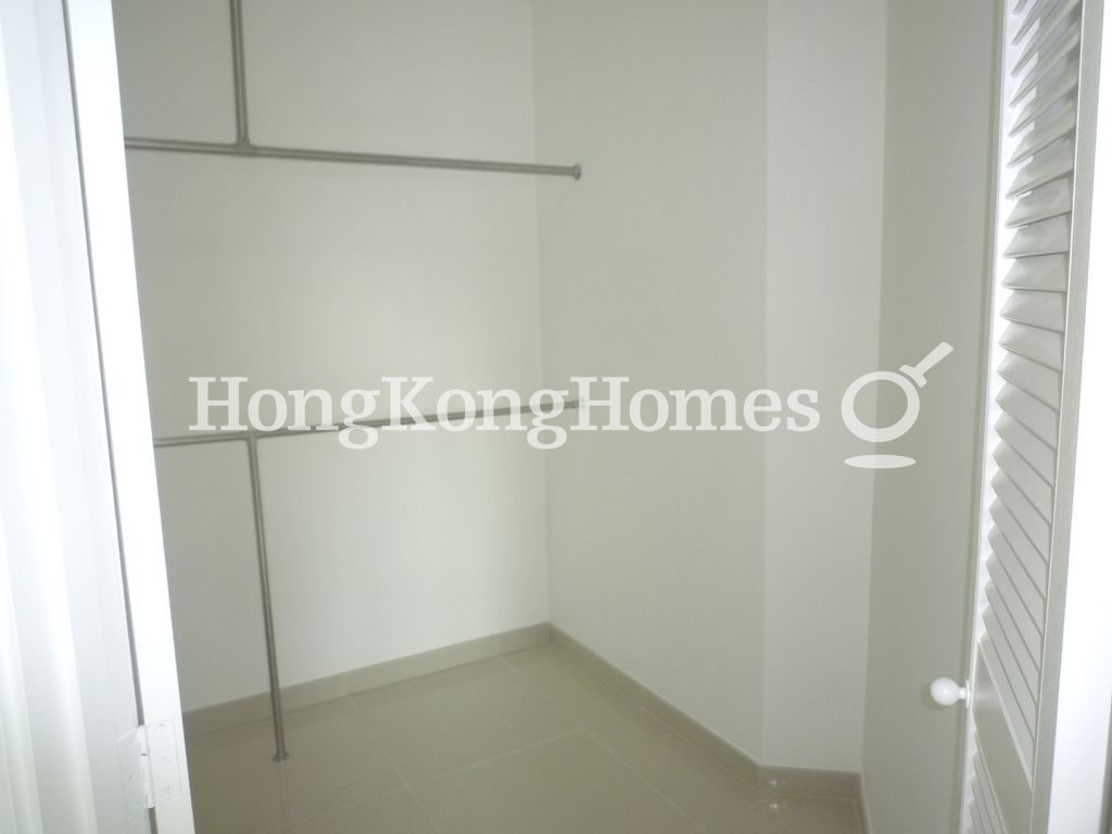 Walk-in Closet in Master Bedroom — 信怡閣，西半山