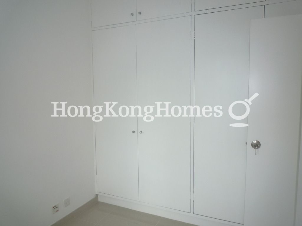 Built-in Wardrobe in Third Bedroom — 信怡閣，西半山
