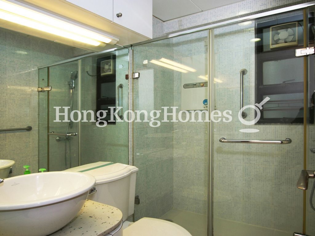 Guest Bathroom — 駿豪閣，西半山