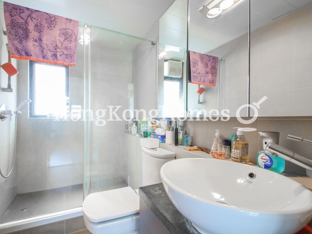 Guest Bathroom — 榮華閣，西半山