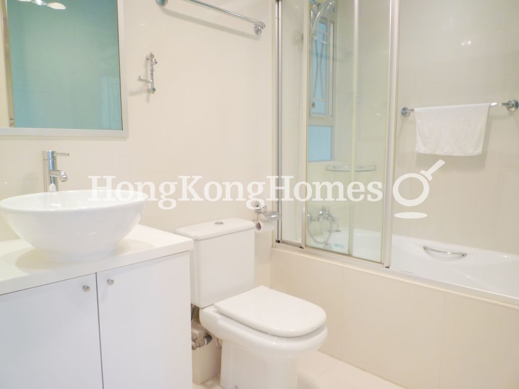 Master Bathroom — 滿輝大廈，東半山