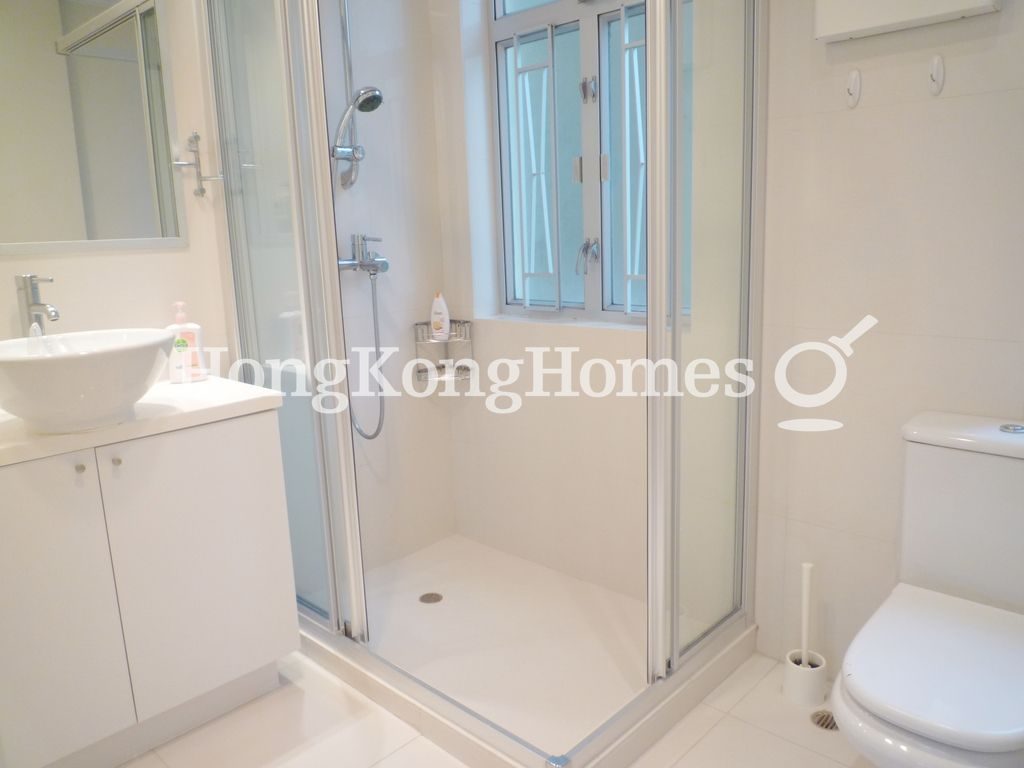Guest Bathroom — 滿輝大廈，東半山