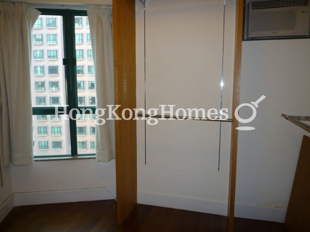 Walk-in Closet in Master Bedroom — 曉峰閣 - 第01座，中半山