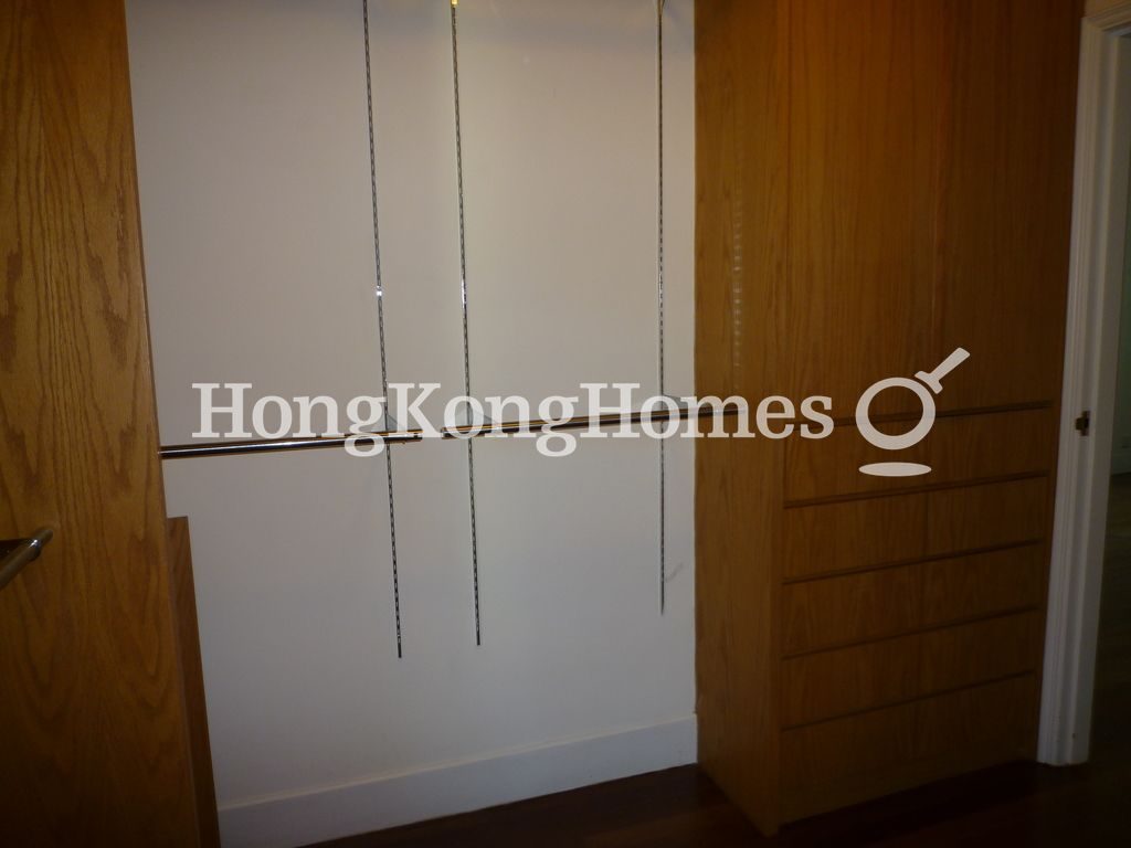 Walk-in Closet in Master Bedroom — 曉峰閣 - 第01座，中半山