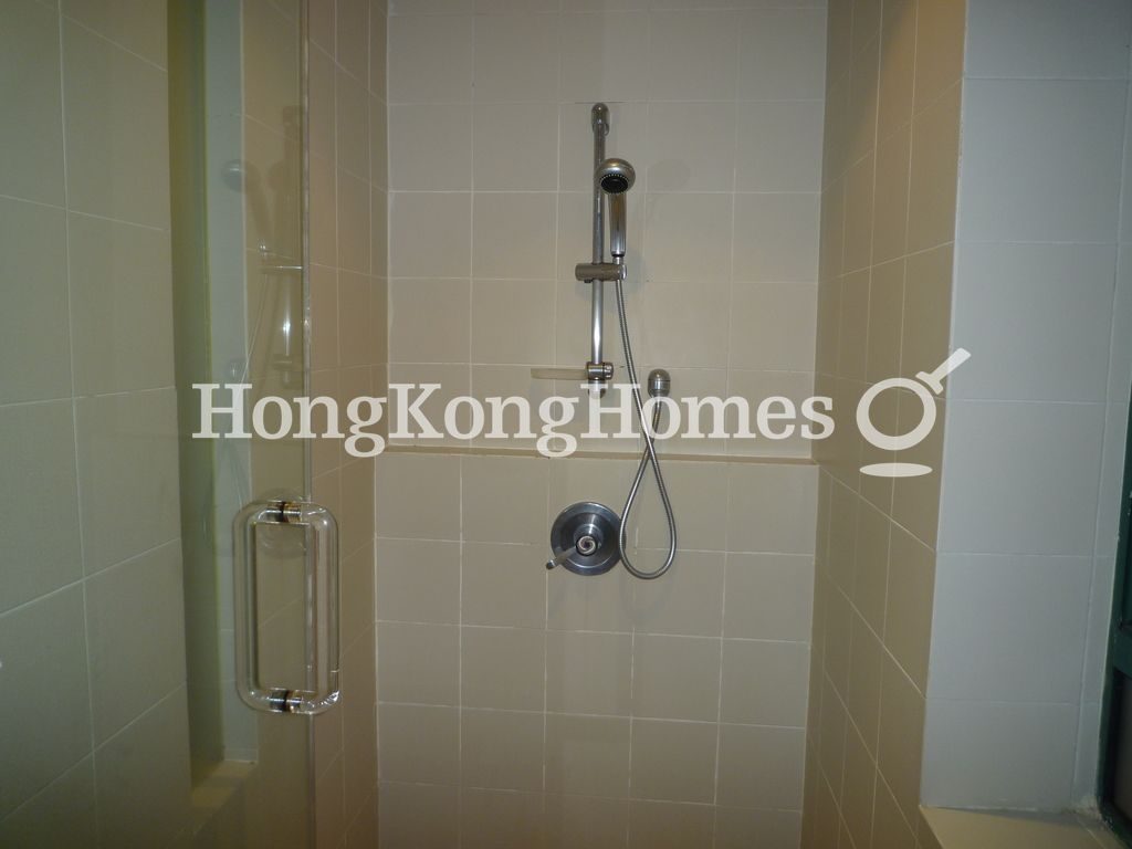 Shower in Master Bathroom — 曉峰閣 - 第01座，中半山